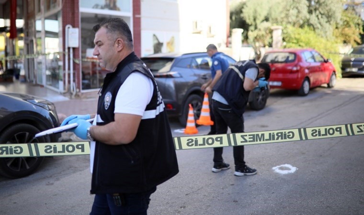 Kavgayı ayırmak istedi… Bacağından yaralandı!