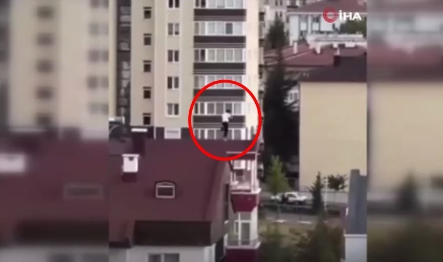 Kimse ne yaptığını anlamadı… 10 katlı binanın çatısında yürekleri ağza getiren hareketler!