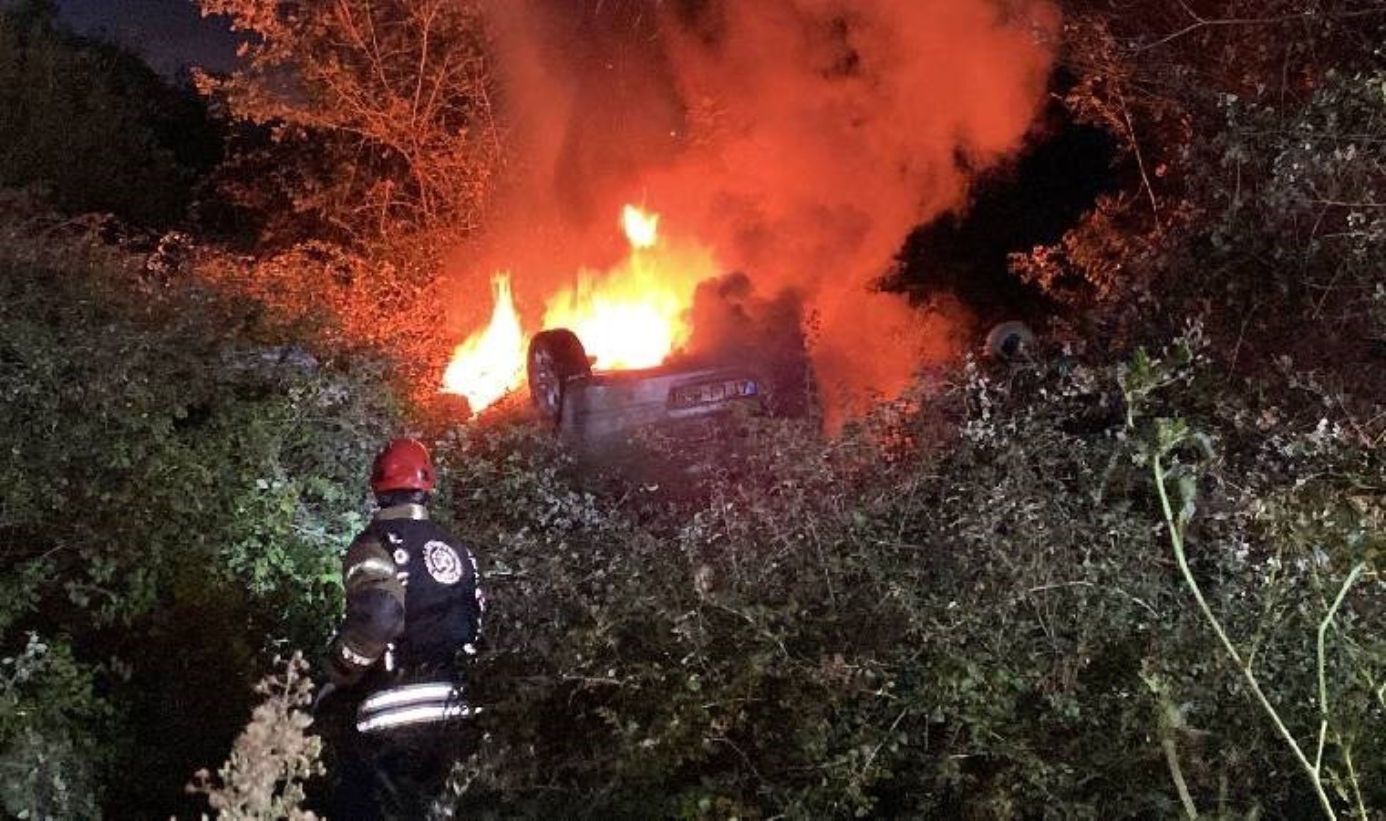 Kocaeli’nde mucize kurtuluş… Takla atıp alev alan araçtan sağ çıktılar!