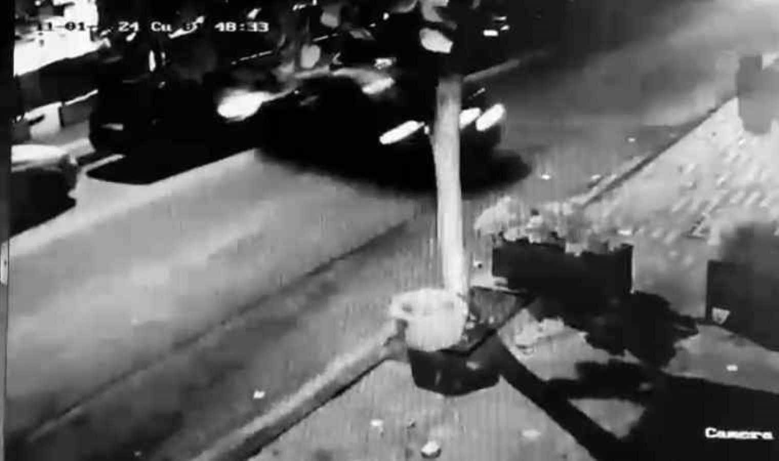 Kontrolden çıktı… Park halindeki araçlara çarptı!