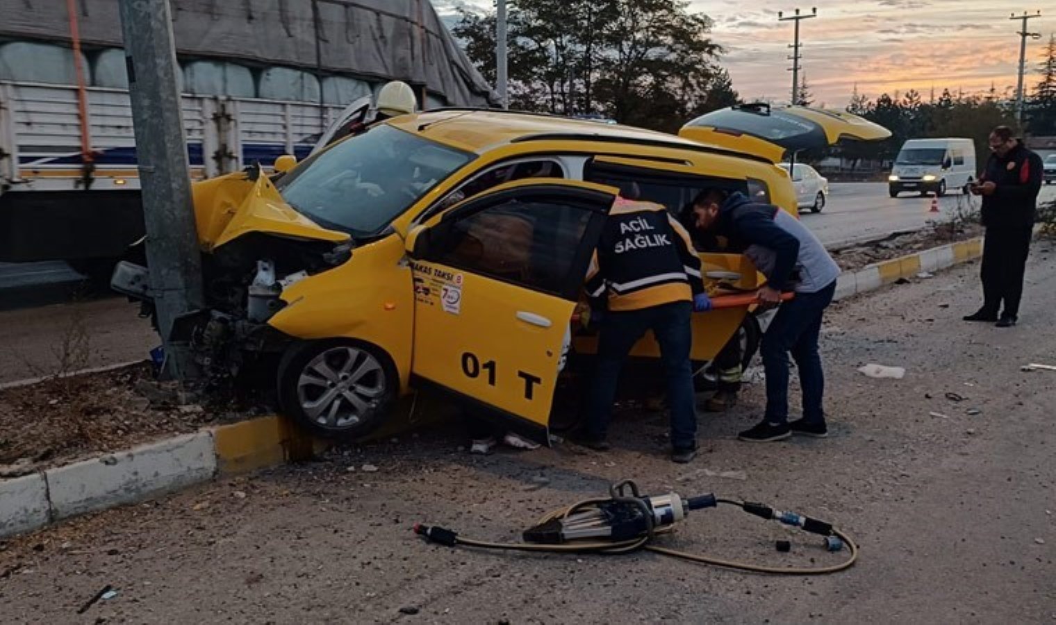 Konya’da ticari taksi direğe çarptı: 3 yaralı
