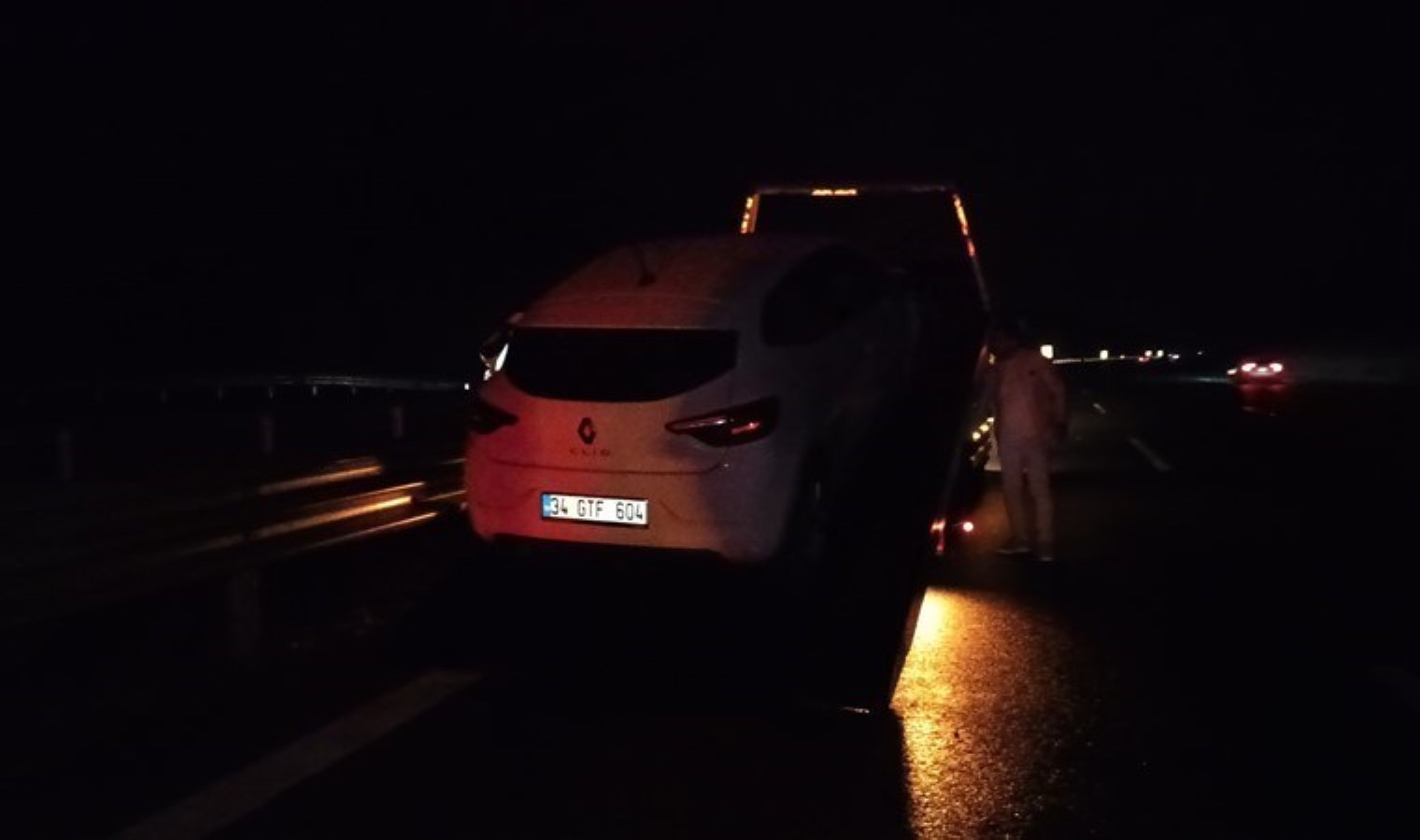 Kuzey Marmara’da feci kaza… Araç bariyerlere girdi: 2 yaralı