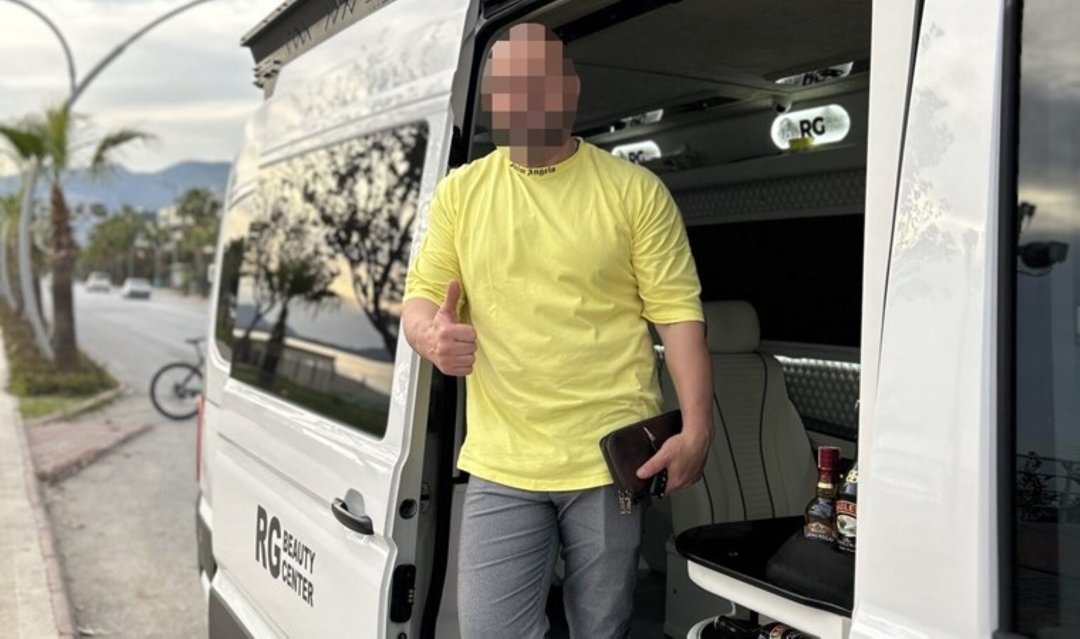 Lise mezunu seyyar ‘güzellik uzmanı’, VIP minibüsünde yakalandı