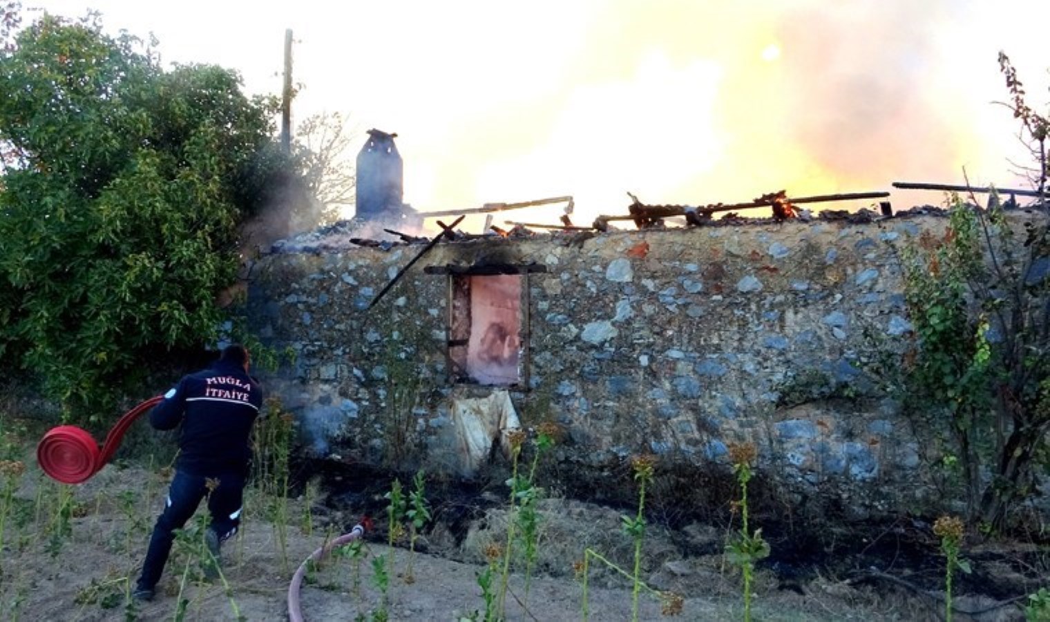 Menteşe’de ev ve ahır yangını: ‘Elektrik kontağı’ iddiası