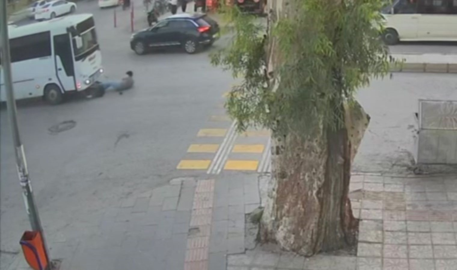 Midibüsün bisikletliye çarptığı kaza kamerada