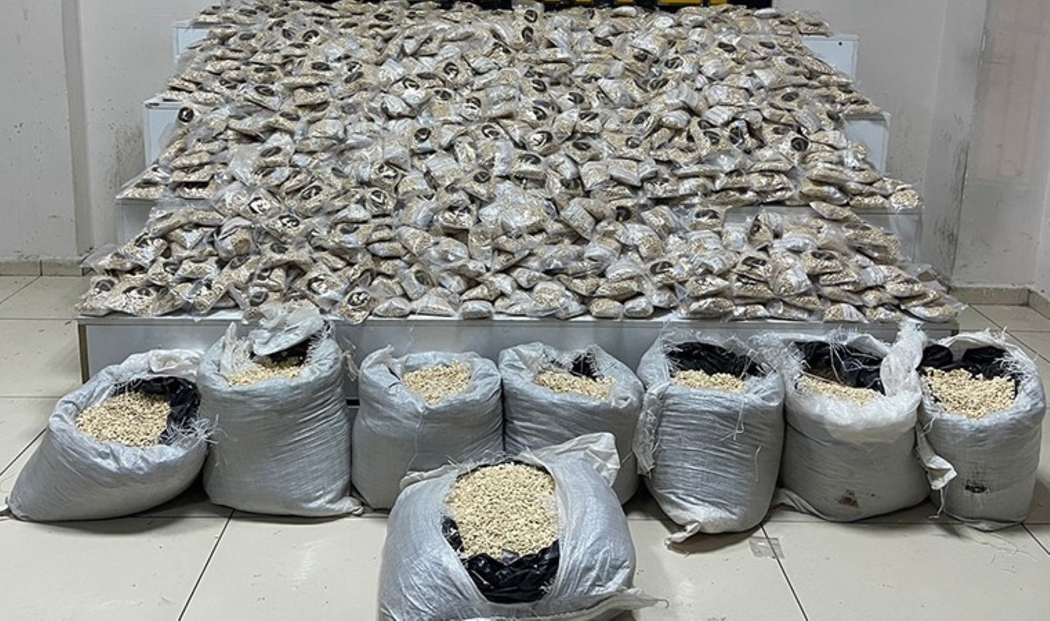 MİT ve Emniyet’ten büyük operasyon: 3 milyon 204 bin sentetik hap ve 27 kilo metamfetamin ele geçirildi