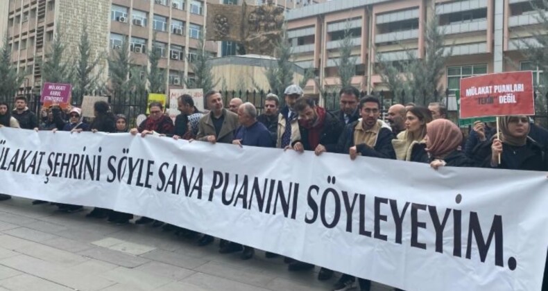 Mülakat değerlendirme mağduru öğretmenler, MEB’in önünde oturma eylemi yaptı