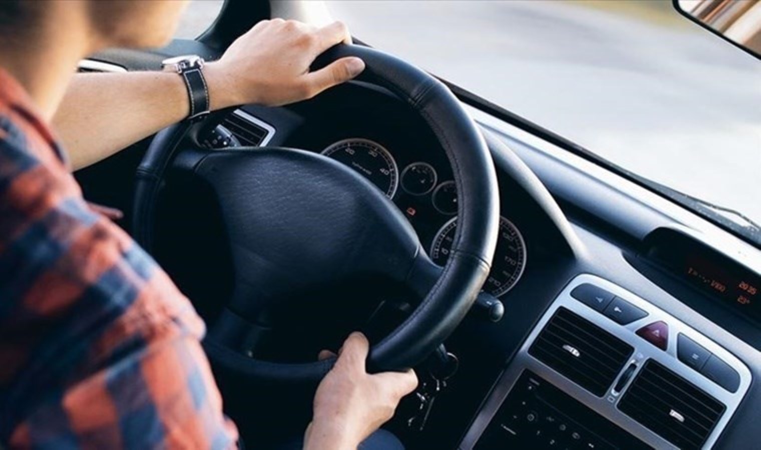 ‘Otomobilde Öcalan’ı övücü müzik dinlediği’ iddiasıyla gözaltına alındı