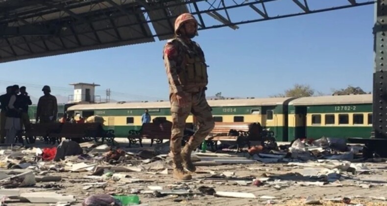 Pakistan’da tren istasyonunda meydana gelen patlamada en az 26 kişi öldü