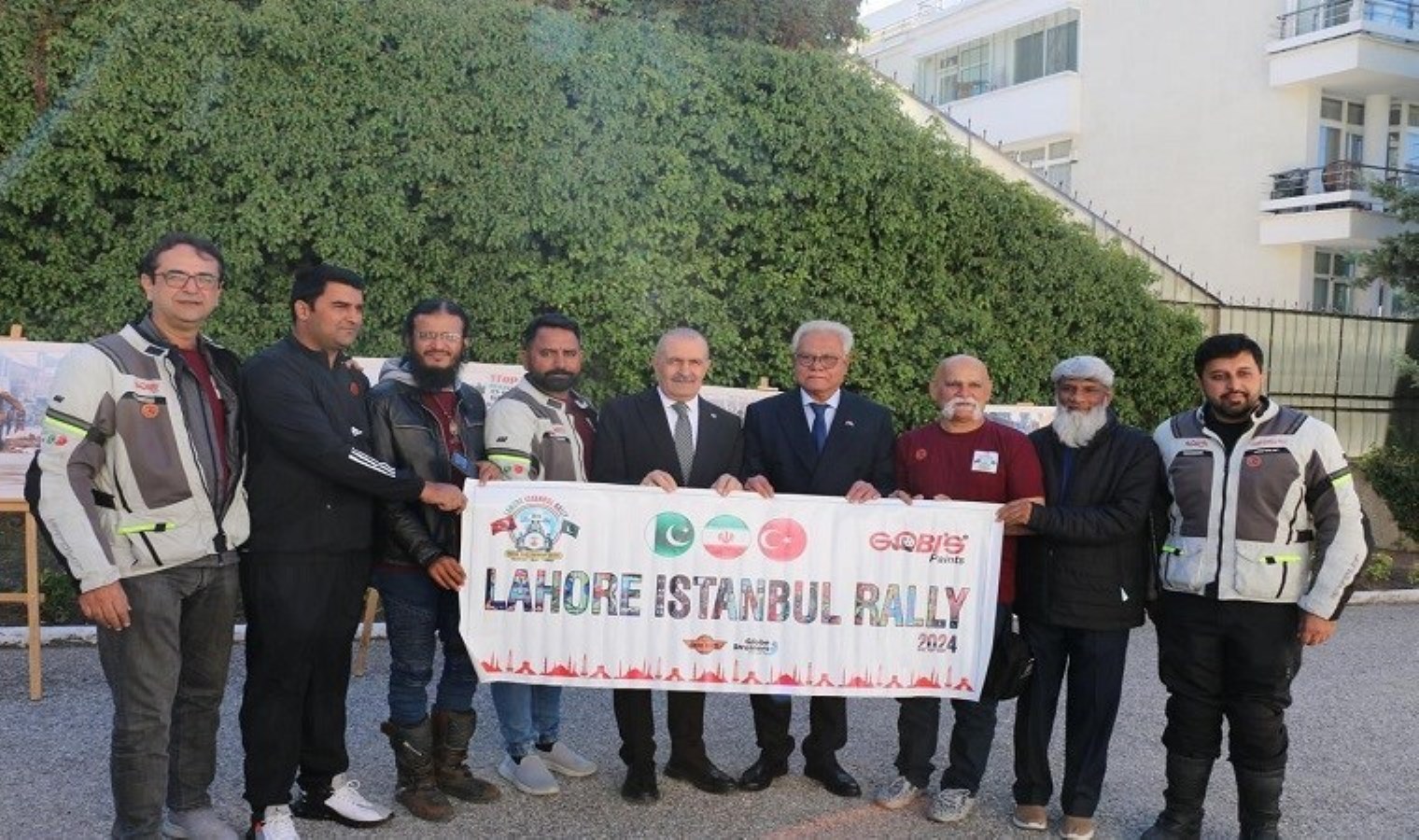 Pakistan’dan motosikletle Ankara’ya geldiler