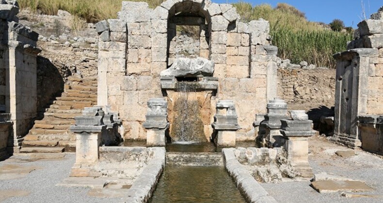 Perge’deki antik çeşmeden 1800 yıl sonra su akmaya başladı