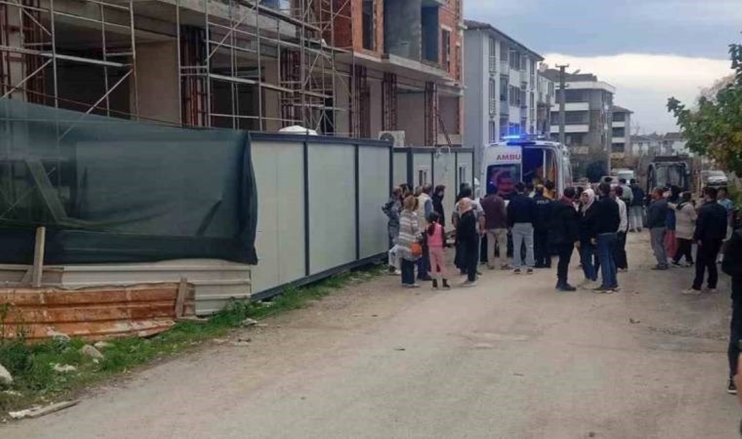 Sakarya’da iş cinayeti! İnşaat iskelesinden düşen işçi ağır yaralandı