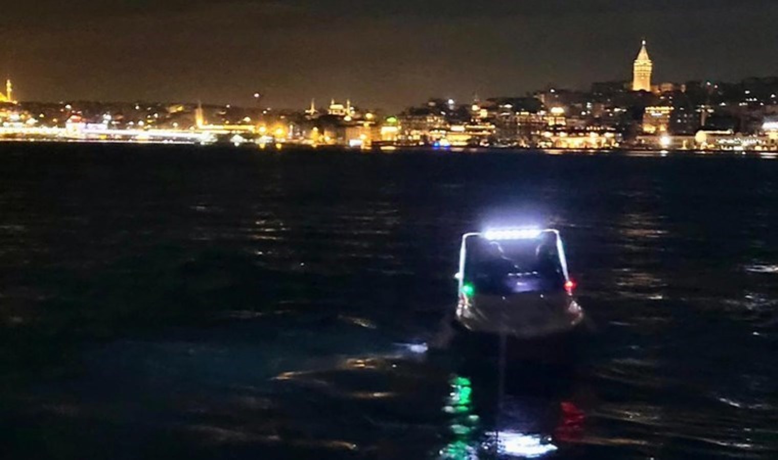 Sarayburnu’nda panik anları: İçinde 2 kişi olan tekne saatler sonra kurtarıldı