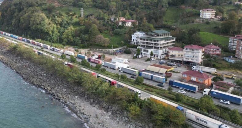 Sarp Sınır Kapısı’nda kilometrelerce TIR kuyruğu!