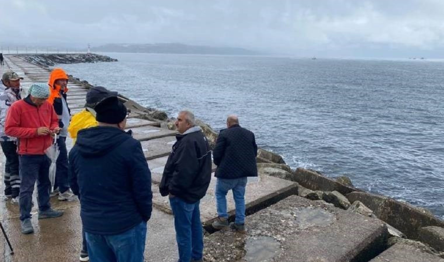 Şile’de endişeli bekleyiş: Balıkçı teknesi battı, bir kişi kayboldu!