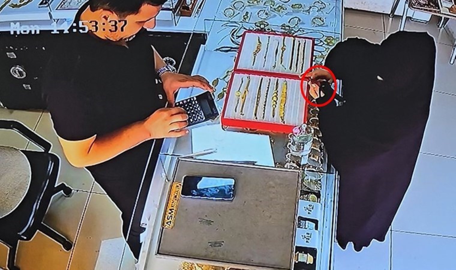 Şırnak’ta 50 bin TL’lik altın künye hırsızlığı: Saniye saniye güvenlik kamerasına yansıdı!