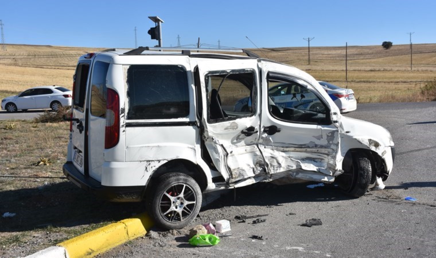 Sivas’ta faciadan dönüldü! Hafif ticari araç ile otomobil çarpıştı: 8 yaralı