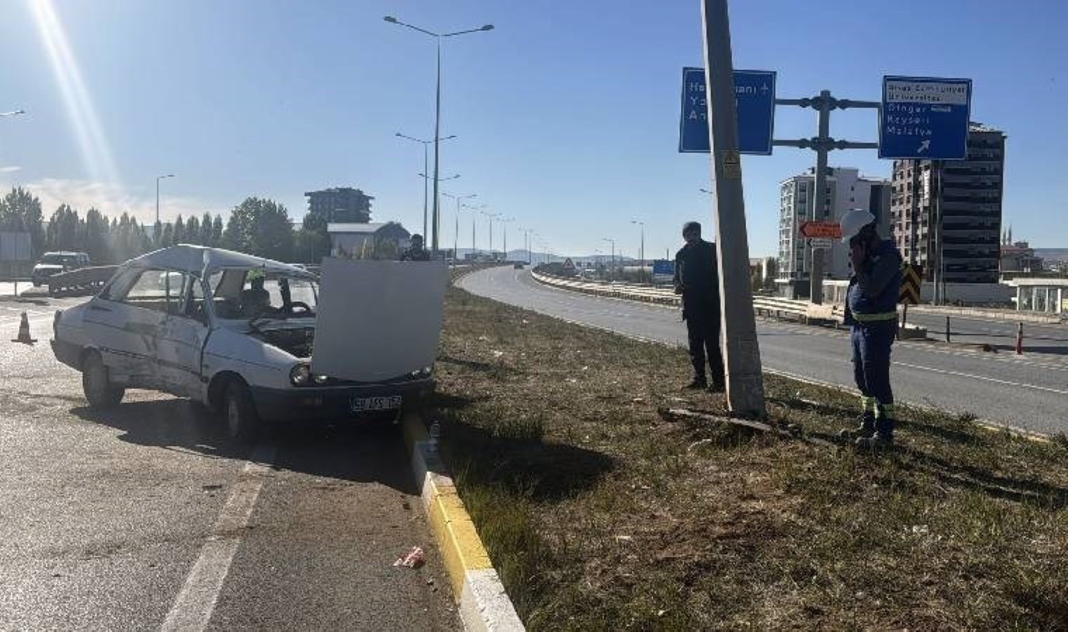 Sivas’ta otomobil aydınlatma direğine çarptı: Yaralılar var!