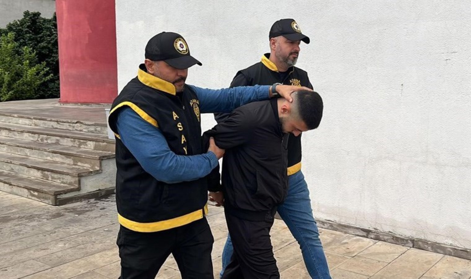 Sosyal medyadan küfürler savurmuştu: Polislere ‘Erkekseniz beni alın’ diyen kişi tutuklandı