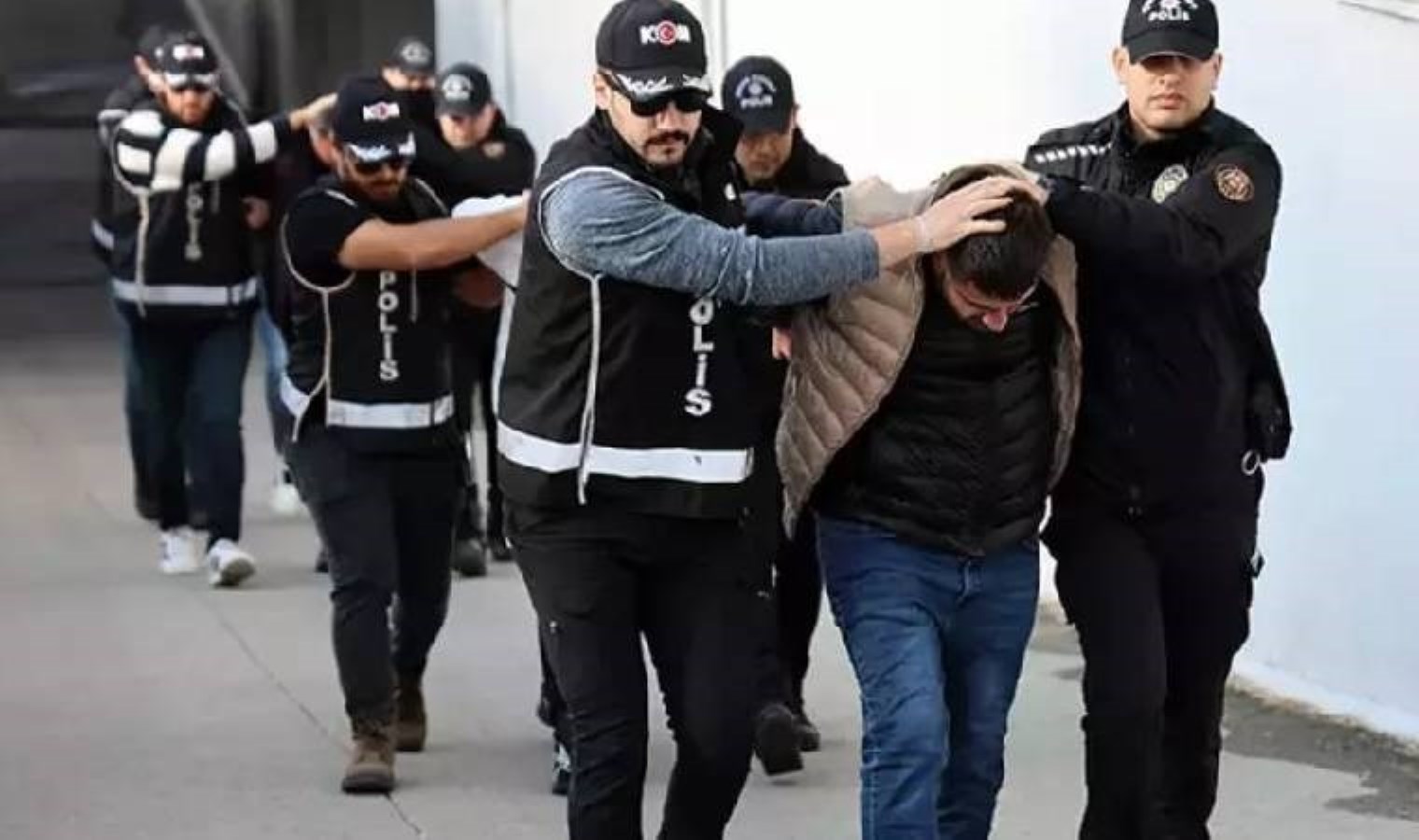 Suç örgütünün 5 üyesi yurt dışına kaçarken yakalandı; tutuklu sayısı 215’e yükseldi