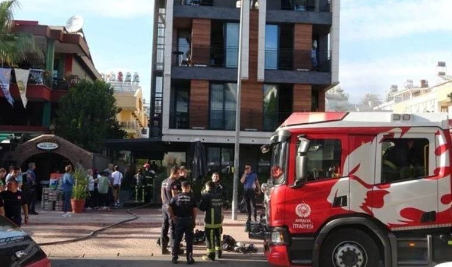 Suit otelde yangın paniği