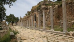 Syedra Antik Kenti’ndeki tiyatro gün yüzüne çıkarılıyor