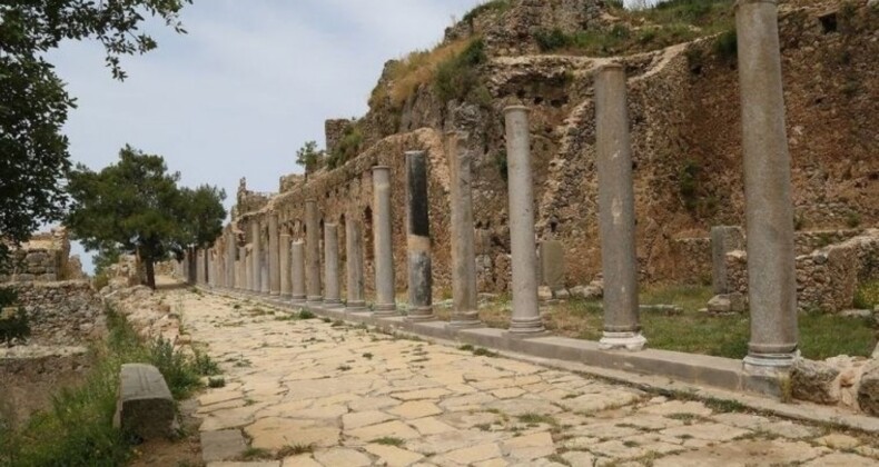 Syedra Antik Kenti’ndeki tiyatro gün yüzüne çıkarılıyor