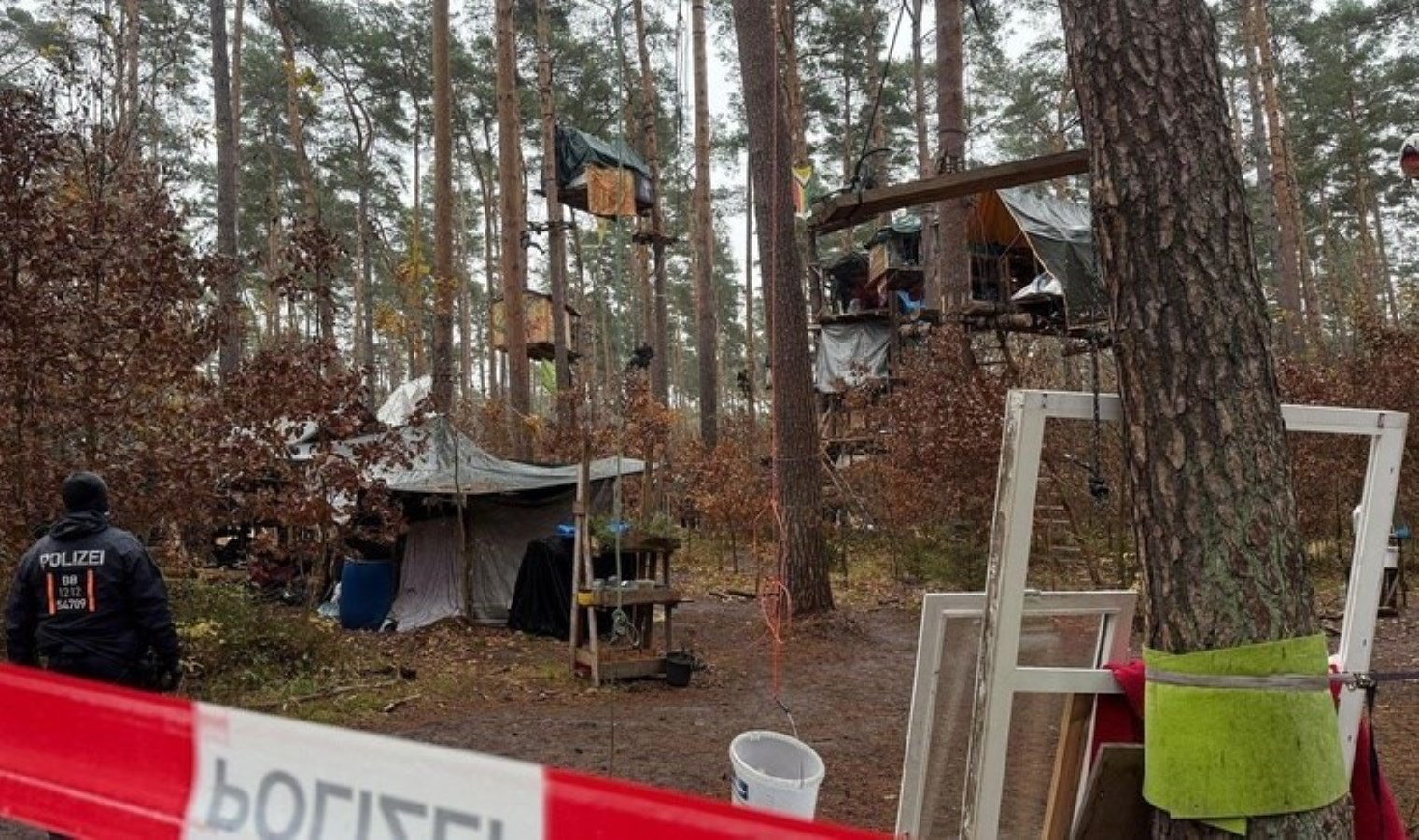 Tesla’yı protesto eden aktivistlere polis müdahalesi