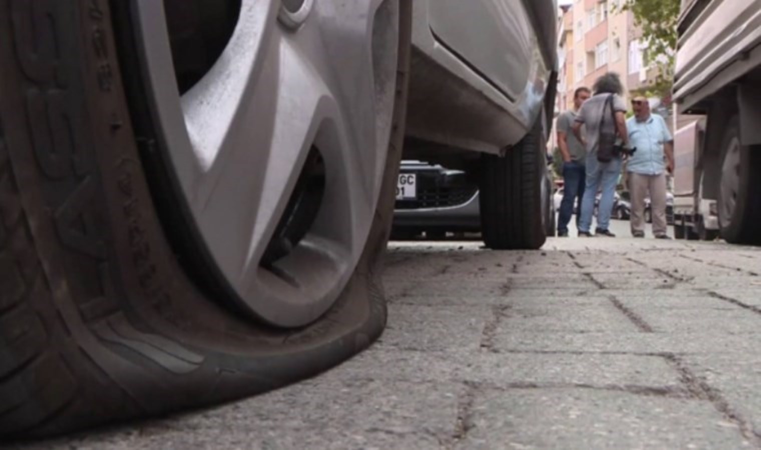 Trafikte akıl almaz olay… Kendine yol vermeyen sürücünün aracının lastiklerini patlattı!