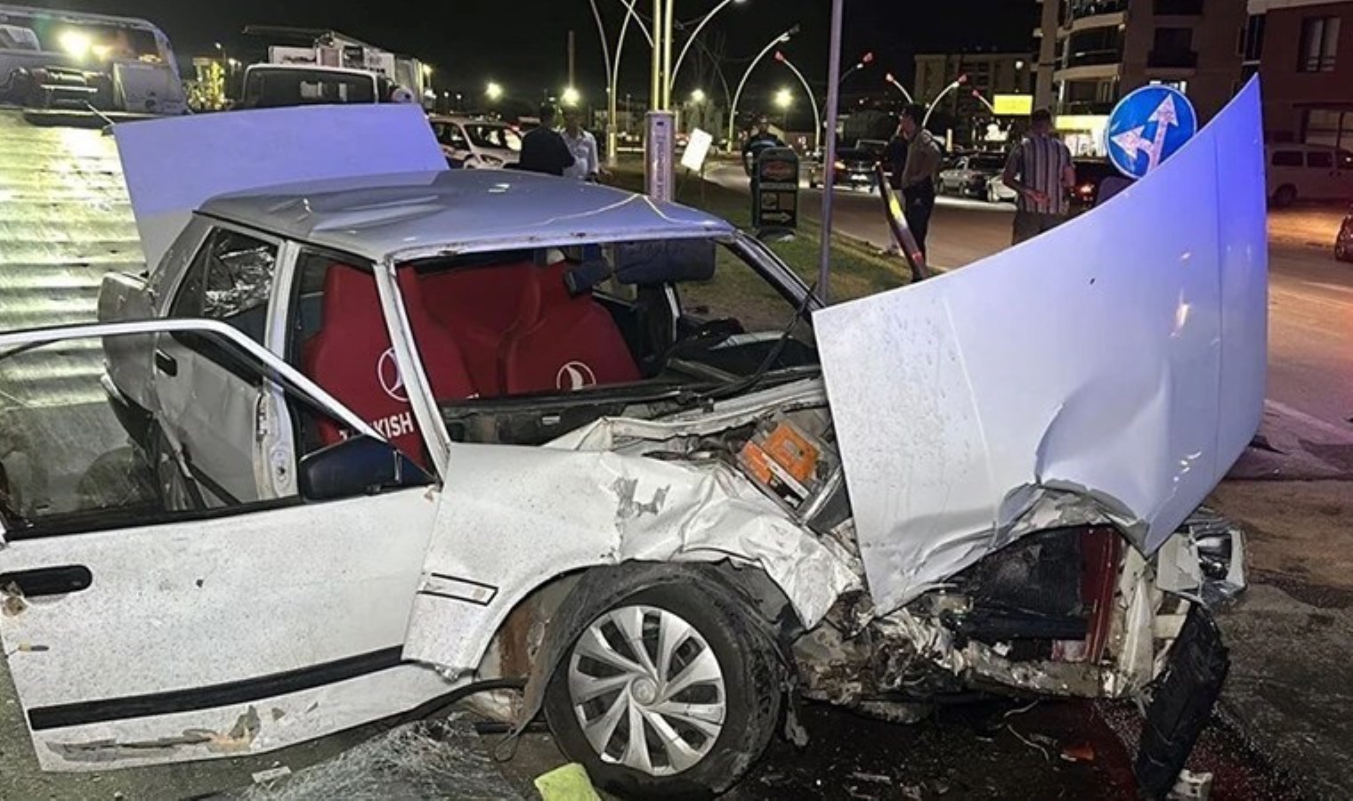 Uşak’ta faciadan dönüldü! İki araç çarpıştı: 2’si çocuk, 6 yaralı