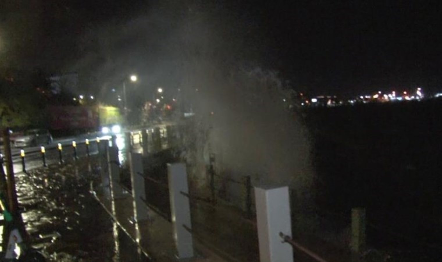 Üsküdar’da lodosun etkisiyle dev dalgalar oluştu