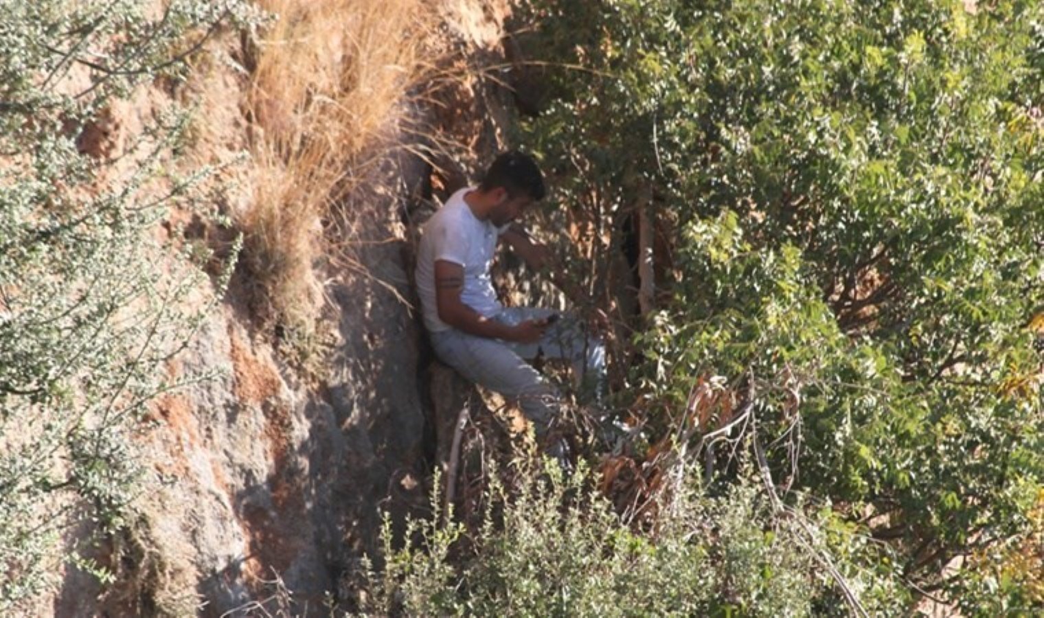 ‘Uygunsuz hareket’ uyarısı için indiği kayalıkta mahsur kaldı