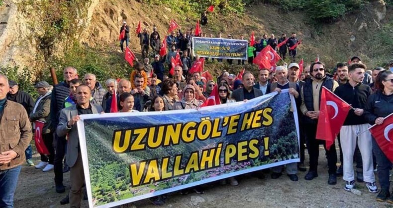 Uzungöl’de yol kapatmalı ‘HES’ protestosu: ‘Uzungöl’e HES, vallahi pes’