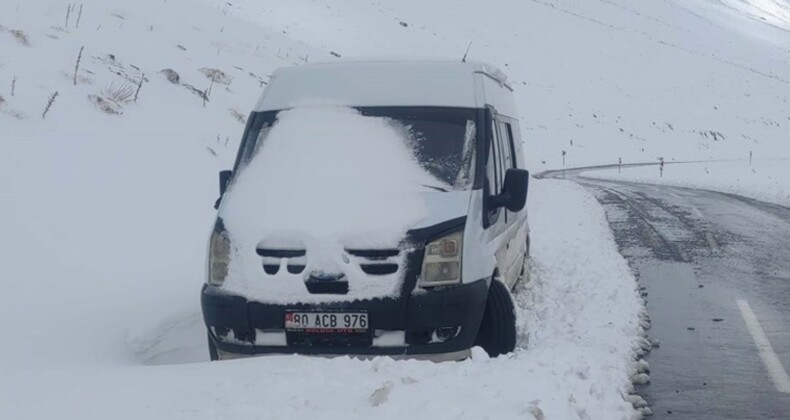 Yoğun kar ve sis nedeniyle kapatılan Van-Bahçesaray kara yolu ulaşıma açıldı