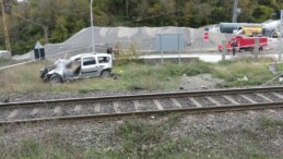 Zonguldak’ta feci olay… Otomobile tren çarptı, metrelerce sürüklendi: 1’i ağır 2 yaralı!