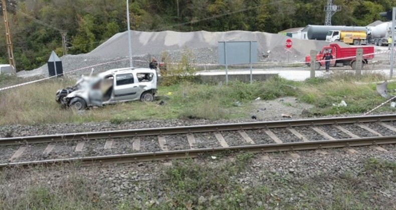 Zonguldak’ta feci olay… Otomobile tren çarptı, metrelerce sürüklendi: 1’i ağır 2 yaralı!