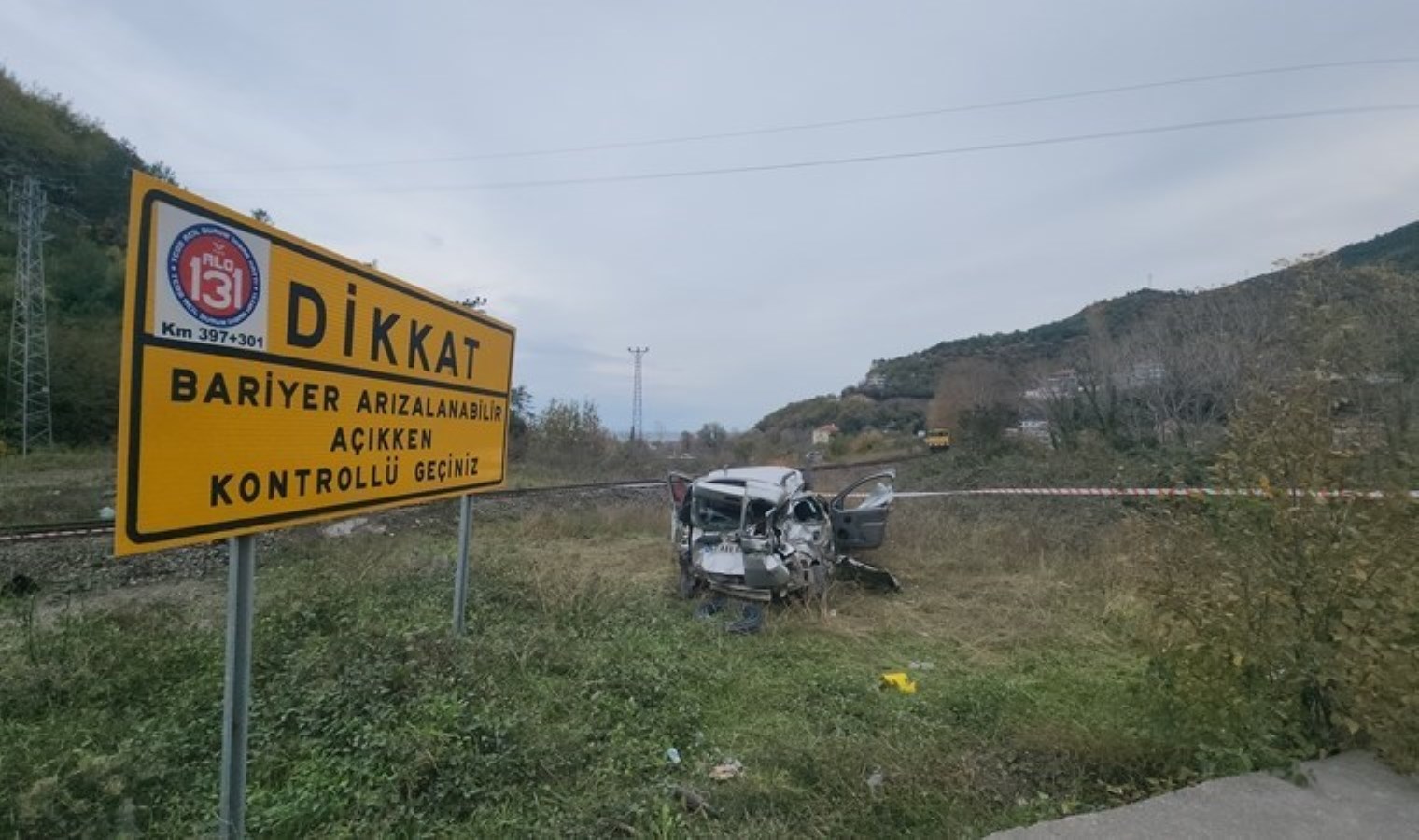 Zonguldak’ta otomobile lokomotif çarptı: 1’i çocuk 2 yaralı