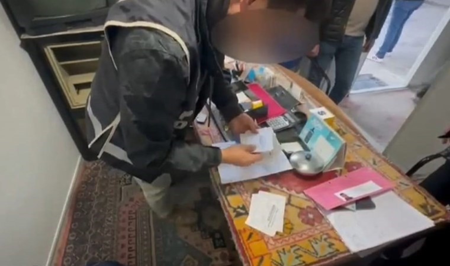 1 ruhsatsız silah, 3 şarjör, 60 fişek… Van’da ‘tefeci’ operasyonu: 4 gözaltı