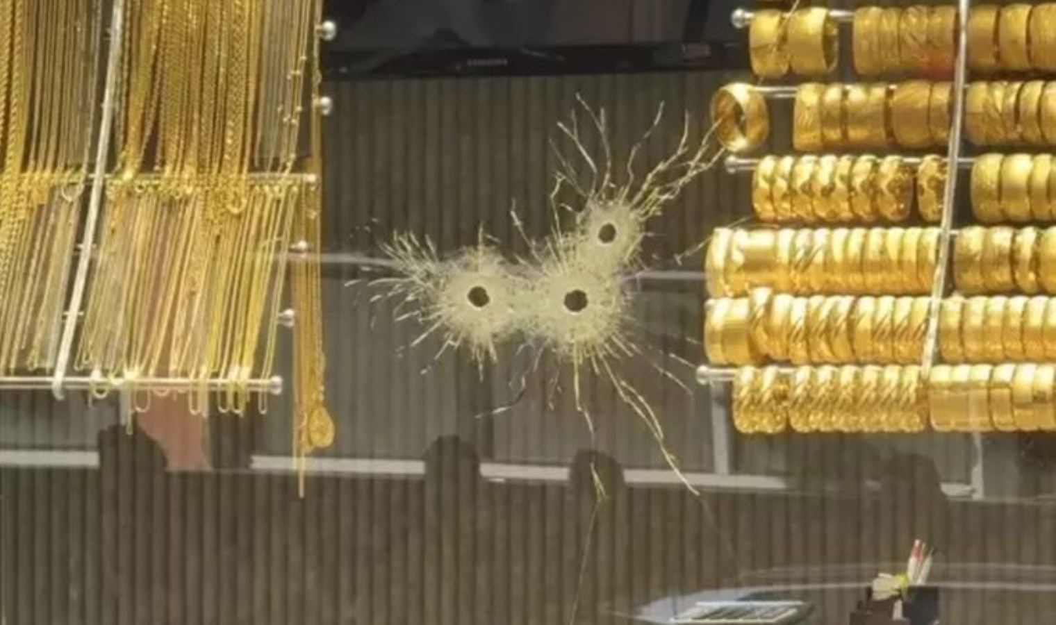 5 kurşun isabet etti: Avcılar’da kuyumcu dükkanına silahlı saldırı!