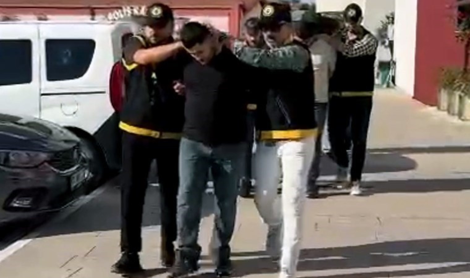 Adana’da dehşet! Oto galericinin evi ve otomobiline 7 el ateş edip, 500 bin dolar haraç istediler…