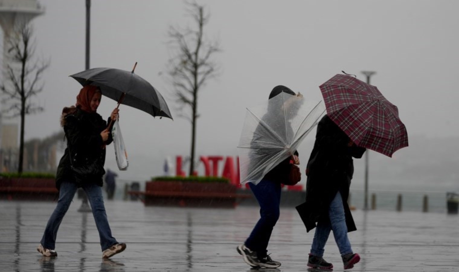 AKOM ‘İstanbul’ bilançosunu açıkladı: 48 ağaç devrilmesi, 6 çatı uçması…