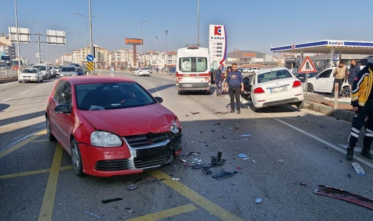 Aksaray’da feci kaza… İki otomobil çarpıştı: 1’i çocuk 2 yaralı