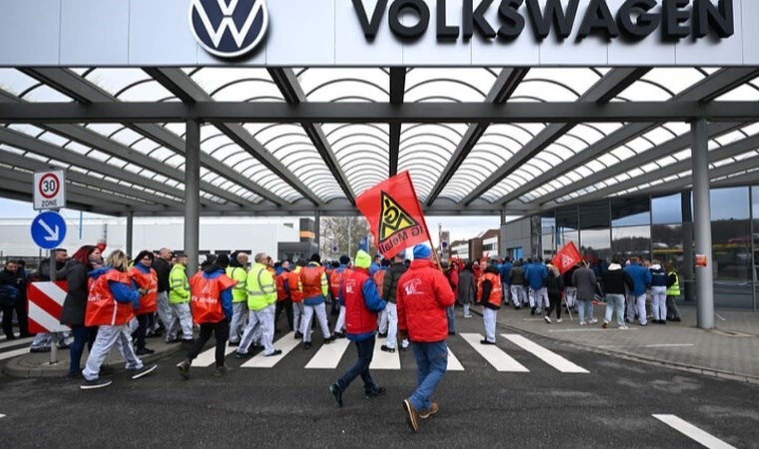 Almanya’da 100 bin kişi greve gitti: Şirket ile çalışanlar arasında gerilim tırmanıyor!