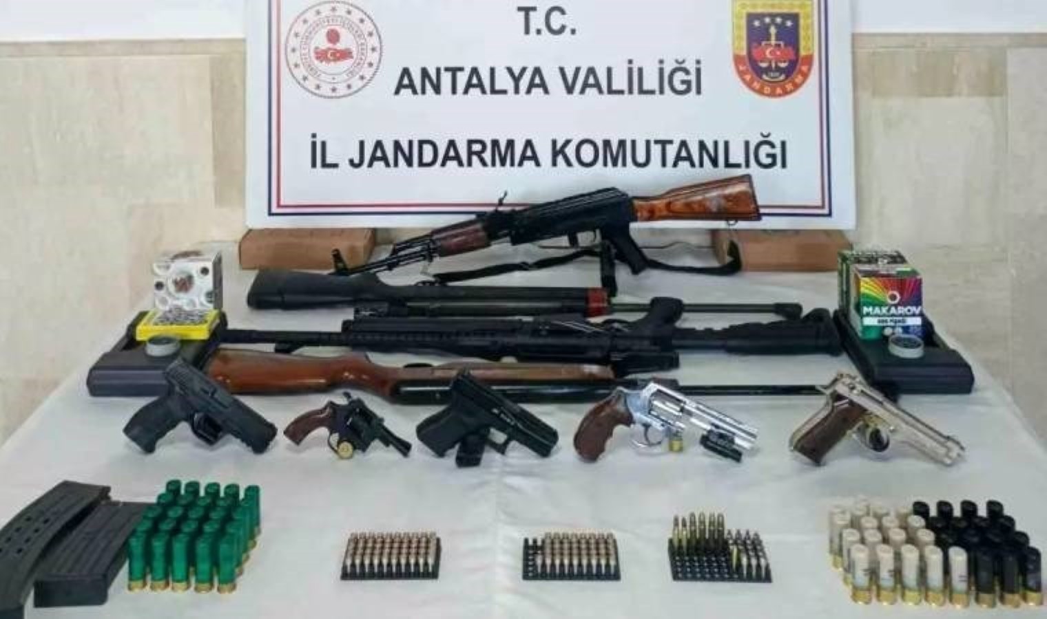 Antalya’da 7 adrese eş zamanlı silah operasyonu!