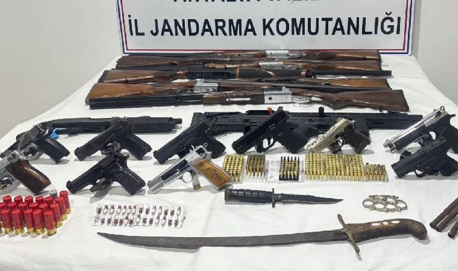 Antalya’da ruhsatsız silah operasyonu!