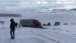 Ardahan’da buzlanan yolda TIR kaza yaptı, yol trafiğe kapandı