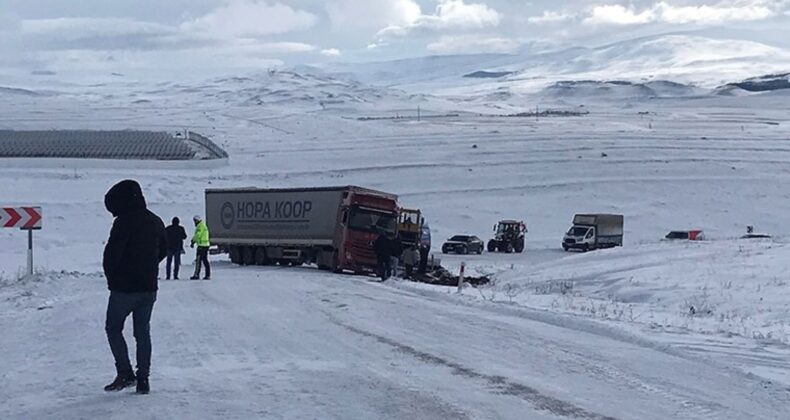 Ardahan’da buzlanan yolda TIR kaza yaptı, yol trafiğe kapandı