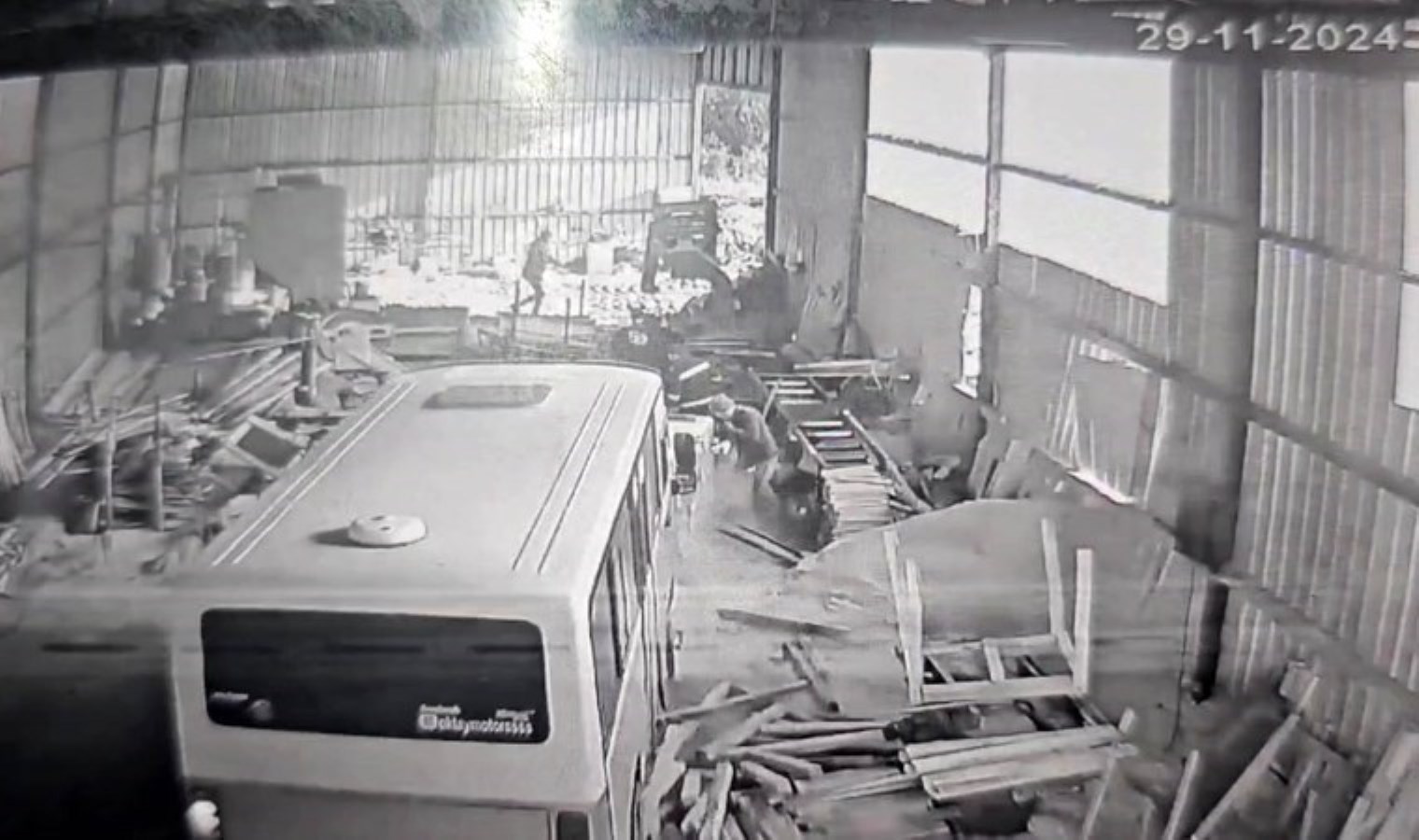 Babasının çalıştığı atölyeye minibüsle dalmıştı: O genç tutuklandı