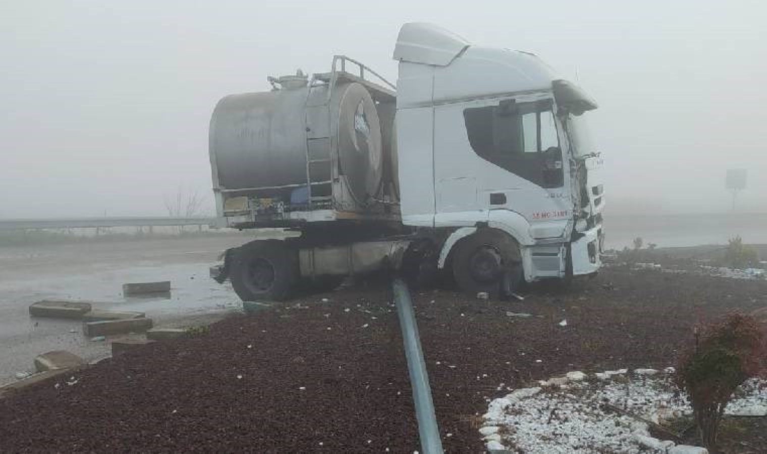 Balıkesir’de süt tankeri yoldan çıktı: 1 kişi yaralandı!