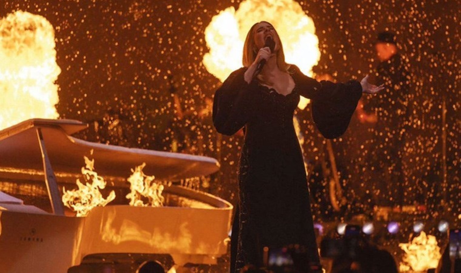 Beklenen veda geldi… Adele son konserini verdi: ‘Üzgünüm’
